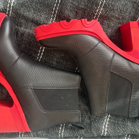 Sorel Women's Heel Chelsea Boots NWT
Brand New - Picture 5 of 6